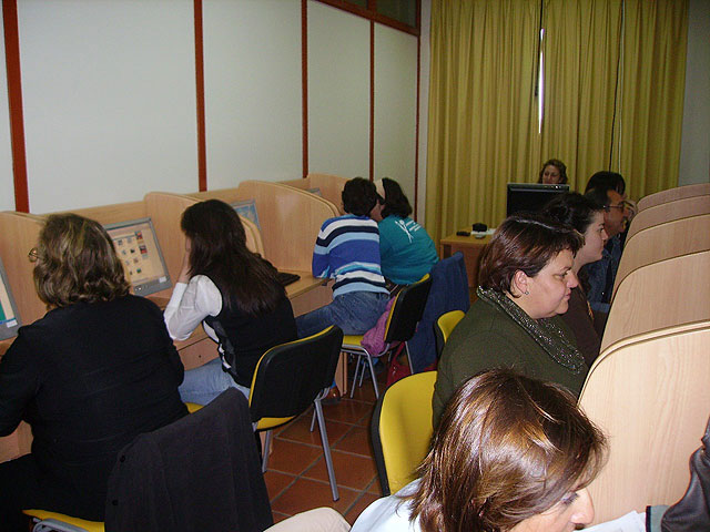 El proyecto RAITOTANA imparte en la actualidad más de 20 cursos de informatica en todo el municipio y pedanías, Foto 2