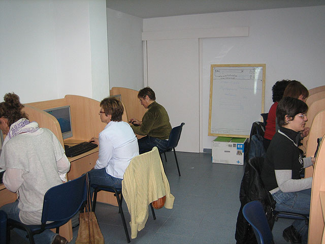 The project RAITOTANA currently taught in more than 20 computer science courses throughout the municipality and districts, Foto 3