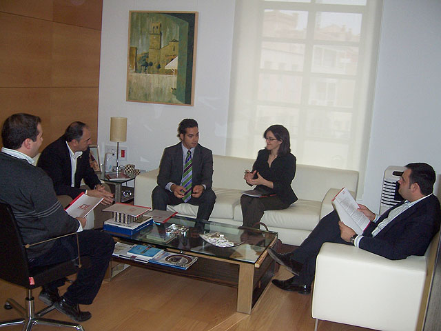 El Ayuntamiento y la Asociación de Jóvenes Empresarios del Bajo Guadalentín inician los trámites para ubicar una oficina permanente, Foto 2