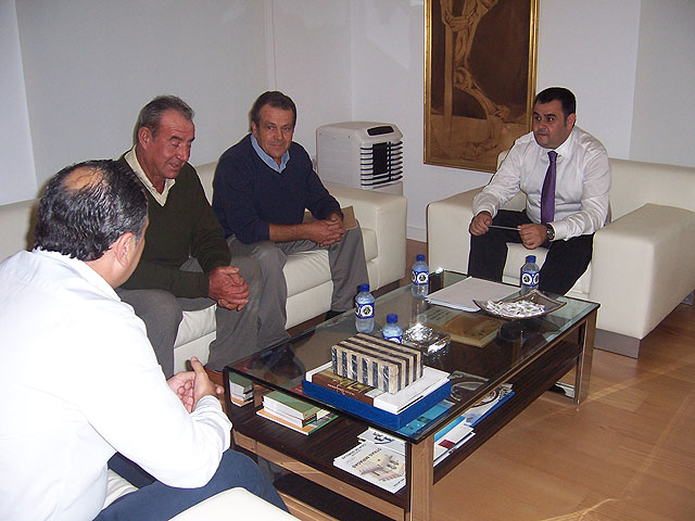 The mayor acknowledged the work done by the association "PADISITO" in the town, Foto 1