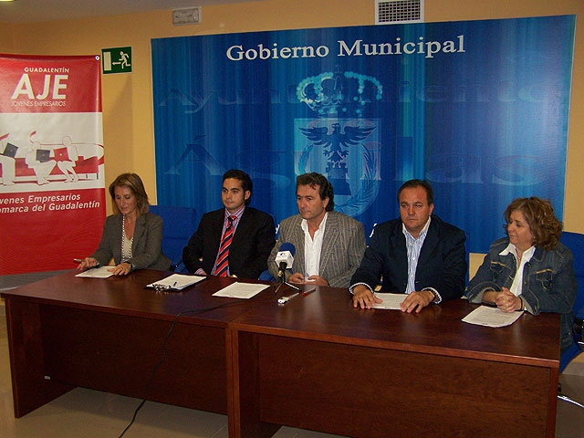 El Ayuntamiento de Águilas y la Asociación de Jóvenes Empresarios del Guadalentín (AJE) acuerdan poner en marcha diversas actividades para asesorar, motivar y formar a los emprendedores - 1, Foto 1