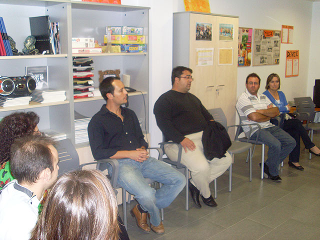 Carrión se reúne con los profesionales y familiares del Servicio de Apoyo Psicosocial, Foto 1