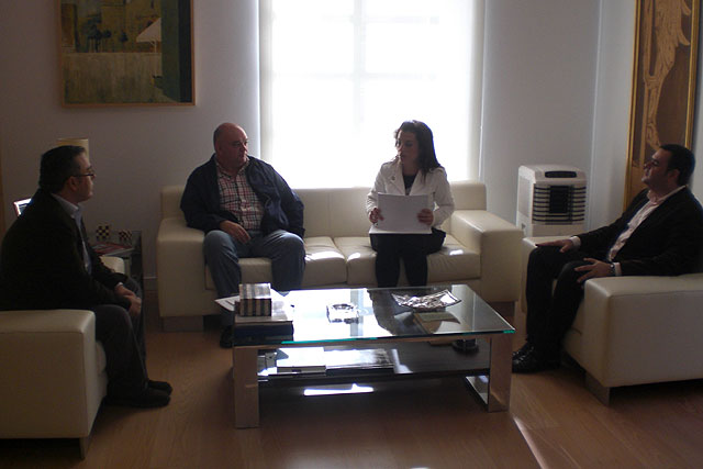 Autoridades municipales se reúnen con representantes regionales y locales de Cruz Roja Española, Foto 1