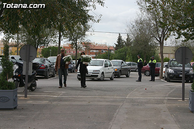 Más de treinta efectivos de Policía Local, Cruz Roja y Protección Civil velarán por la seguridad de las miles de personas que se trasladen al cementerio municipal, Foto 1