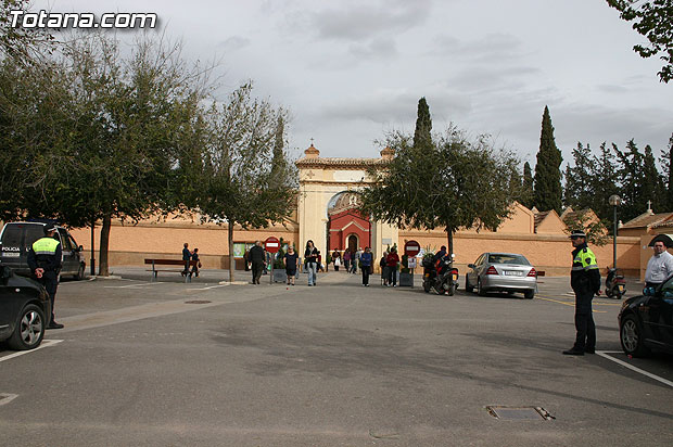 Más de treinta efectivos de Policía Local, Cruz Roja y Protección Civil velarán por la seguridad de las miles de personas que se trasladen al cementerio municipal, Foto 2