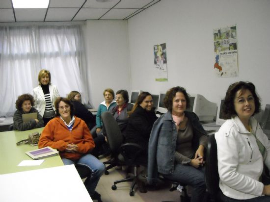 Varias mujeres aprenden informtica en el curso ofertado por el Ayuntamiento, Foto 1