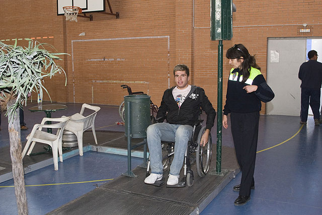 Los jóvenes mazarroneros participan en un circuito de accesibilidad - 1, Foto 1