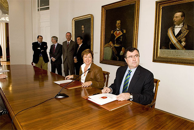 Firmado un convenio para la construcción de dos rotondas destinadas a descongestionar el tráfico en La Manga - 1, Foto 1