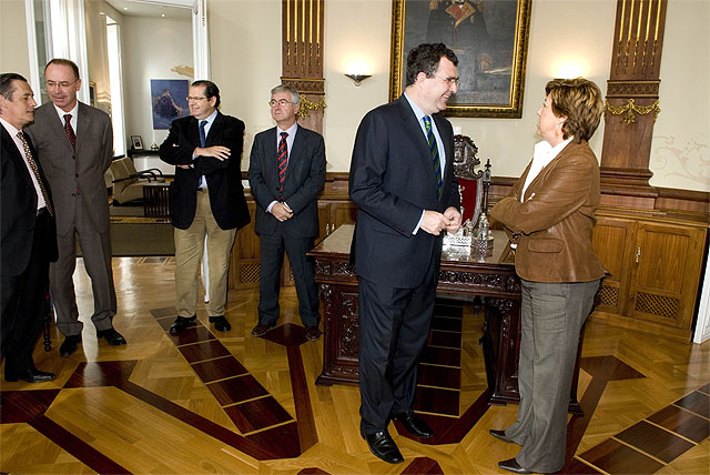 Firmado un convenio para la construcción de dos rotondas destinadas a descongestionar el tráfico en La Manga - 2, Foto 2