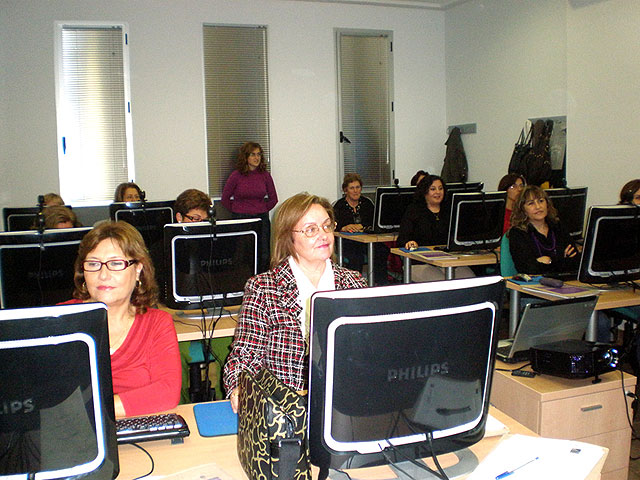 Una quincena de mujeres se adentran en el mundo de la informática - 1, Foto 1