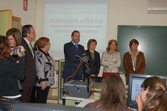 Sotoca destaca el papel del IES San Isidoro en el impulso de proyectos educativos - 1, Foto 1