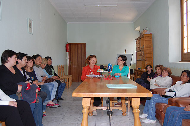 Cuarenta personas asisten a la ‘Escuela de familia’ que comenzó el pasado lunes 27 de octubre - 1, Foto 1