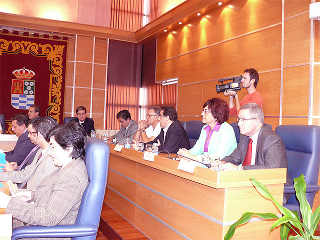 El alcalde y la concejal de Política Social asisten al acto de entrega de la subvención del Plan de Atención a Inmigrantes - 1, Foto 1