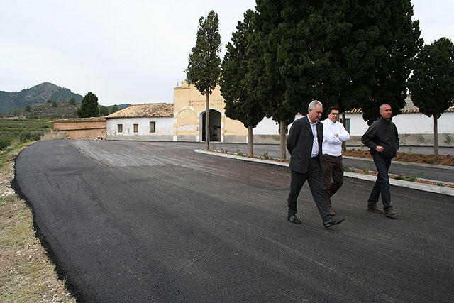 Se arreglan el acceso y los aledaños del cementerio - 1, Foto 1