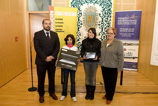 Salma Asbasti y María Alcázar reciben sus premios del concurso de la exposición de Dinosaurios - 1, Foto 1