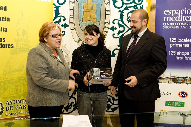 Salma Asbasti y María Alcázar reciben sus premios del concurso de la exposición de Dinosaurios - 2, Foto 2