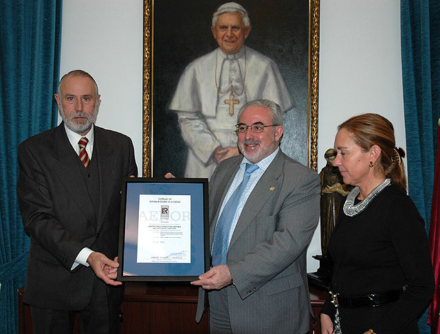 AENOR entrega a la Dirección de Calidad de la UCAM la Certificación ISO 9001:2000 - 1, Foto 1