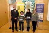 Salma Asbasti y Mara Alczar reciben sus premios del concurso de la exposicin de Dinosaurios