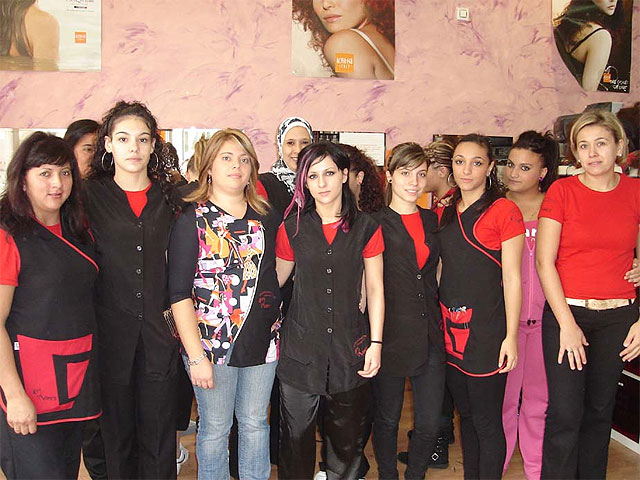 13 mujeres en Alcantarilla adquieren una formación para ser futuras peluqueras - 1, Foto 1
