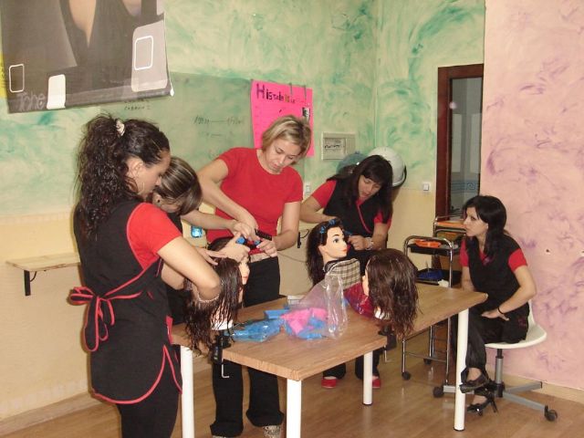 13 mujeres en Alcantarilla adquieren una formacin para ser futuras peluqueras - 1