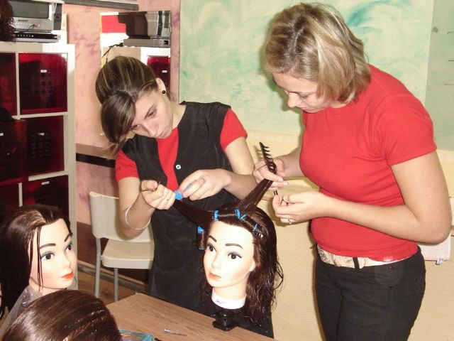 13 mujeres en Alcantarilla adquieren una formacin para ser futuras peluqueras - 3