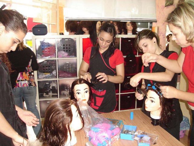 13 mujeres en Alcantarilla adquieren una formacin para ser futuras peluqueras - 4