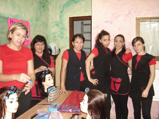 13 mujeres en Alcantarilla adquieren una formacin para ser futuras peluqueras - 6