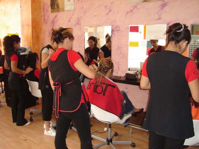 13 mujeres en Alcantarilla adquieren una formacin para ser futuras peluqueras - 7