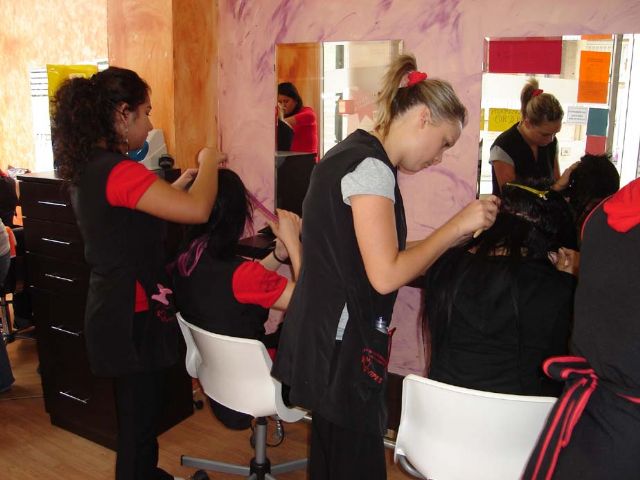 13 mujeres en Alcantarilla adquieren una formacin para ser futuras peluqueras - 8