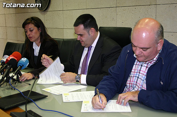 El Ayuntamiento y la Asociación Cruz Roja Española Asamblea Local de Totana suscriben un convenio de colaboración, Foto 1