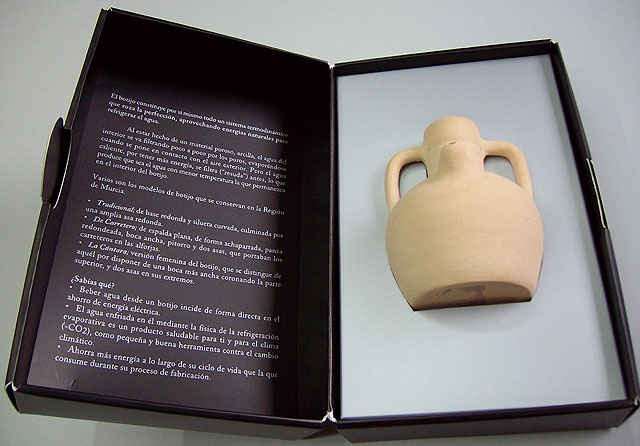 El Centro Tecnológico de la Artesanía participa en la Semana de la Ciencia explicando el funcionamiento de un botijo, Foto 1