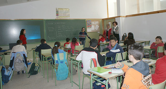 Alrededor de 600 alumnos reciben charlas informativas para combatir la no asistencia a clase de manera injustificada - 1, Foto 1