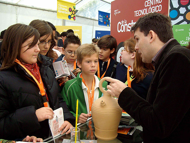 El Centro Tecnolgico de la Artesana participa en la Semana de la Ciencia explicando el funcionamiento de un botijo - 1