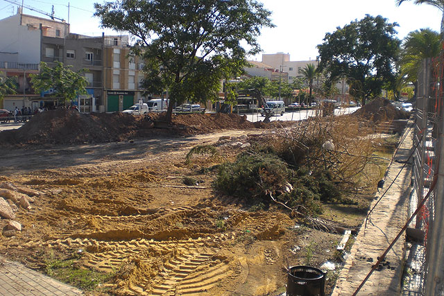 Comienzan las obras para proceder a la reforma del actual jardín de la Cruz Roja de Totana, Foto 1
