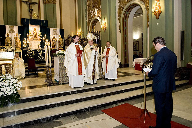 Los cartageneros inundan de flores el altar de Santa María - 2, Foto 2