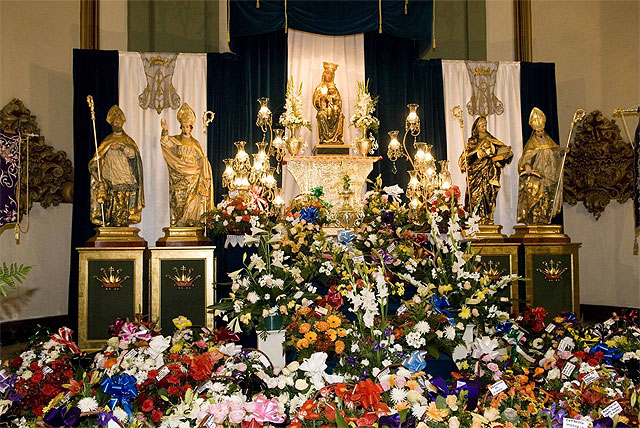 Los cartageneros inundan de flores el altar de Santa María - 5, Foto 5
