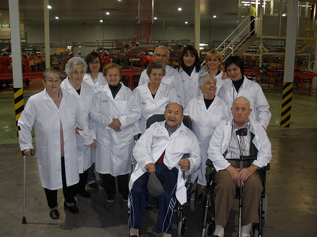 Los usuarios del servicio de estancias diurnas para alzheimer de Totana realizan una visita a la sociedad de transformación agrícola MOYCA de la localidad, Foto 1