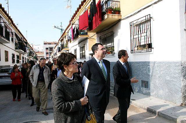 El consejero de Obras Públicas y el alcalde de Murcia firman el convenio para la rehabilitación del barrio de Los Almendros de La Alberca - 1, Foto 1