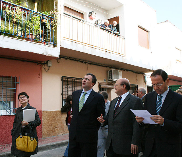 El consejero de Obras Públicas y el alcalde de Murcia firman el convenio para la rehabilitación del barrio de Los Almendros de La Alberca - 3, Foto 3