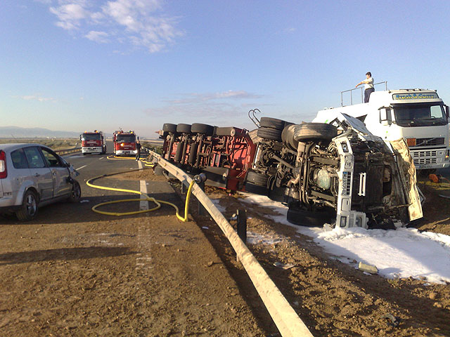 Restablecido el trfico de la A-7 que fue cerrado por el vuelco de un camin con gasoil - 1