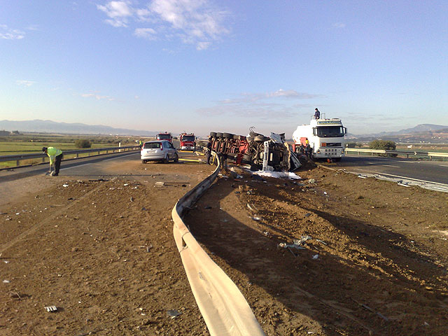 Restablecido el trfico de la A-7 que fue cerrado por el vuelco de un camin con gasoil - 2