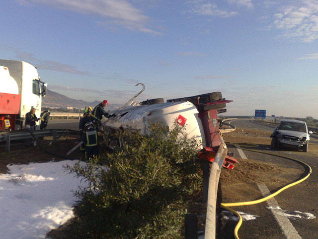 Restablecido el trfico de la A-7 que fue cerrado por el vuelco de un camin con gasoil - 3