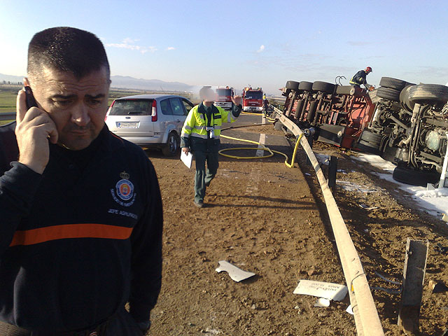 Restablecido el trfico de la A-7 que fue cerrado por el vuelco de un camin con gasoil - 4