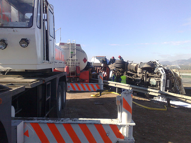 Restablecido el trfico de la A-7 que fue cerrado por el vuelco de un camin con gasoil - 5