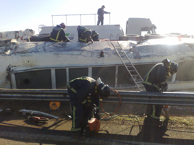 Restablecido el trfico de la A-7 que fue cerrado por el vuelco de un camin con gasoil - 6