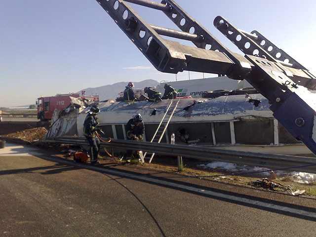 Restablecido el trfico de la A-7 que fue cerrado por el vuelco de un camin con gasoil - 7