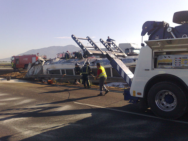 Restablecido el trfico de la A-7 que fue cerrado por el vuelco de un camin con gasoil - 8