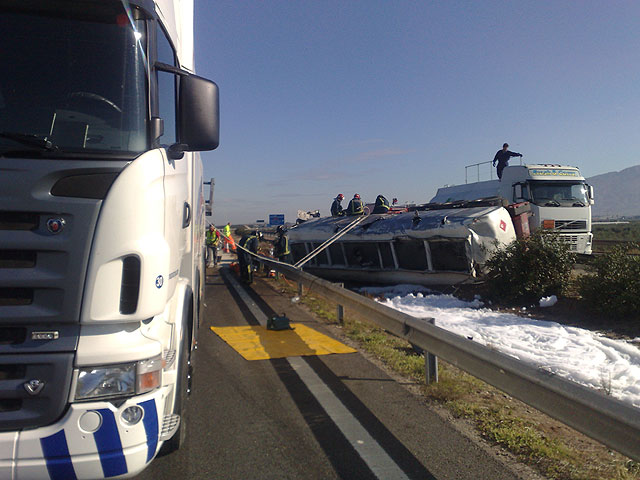 Restablecido el trfico de la A-7 que fue cerrado por el vuelco de un camin con gasoil - 9