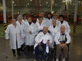 Los usuarios del servicio de estancias diurnas para alzheimer de Totana realizan una visita a la sociedad de transformacin agrcola MOYCA de la localidad