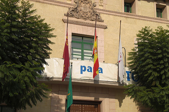 Luto oficial y banderas a media asta en el ayuntamiento de Totana por los militares fallecidos en el atentado de Afganistán, Foto 1